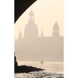 09.11.2011, Stadtsilhouette von Dresden im Morgennebel mit Elbe