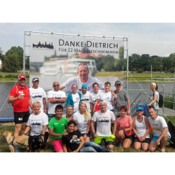 Elbeschwimmen 2019, Plakatfoto zum Gedenken an den am 28.10.2018 auf einer griechischen Insel tödlich verunglückten Dr. Dietrich Ewers,  Initiator des Elbeschwimmens, Politiker und Familienmensch aus Dresden-Johannstadt