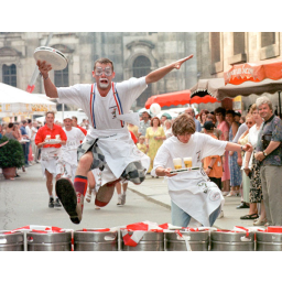 16.08.1997, 1. sächsischer Bierlauf
Bart Liedenbaum aus der Dresdner Bierbörse "Glabbsmihle" während des Laufes am Fürstenzug Dresden
