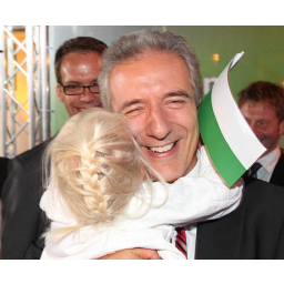 30.08.2009, Landtagswahl 2009 in Sachsen,  Wahlparty  der CDU am Italienischen Dörfchen, der alte und neue Ministerpräsident Stanislaw Tillich bekommt Glückwünsche von der 3 1/2 jährigen Danika Koreng 
