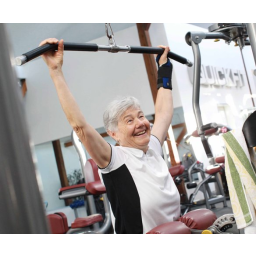 30.09.2011, Christel Faust (72) trainiert ihre Rückenmuskulatur beim Seniorensport im Quickfit Fitness-Center Mickten
