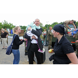 06.06.2013, die Elbe hat den Dresdner Stadtteil Laubegast in eine Insel verwandelt,  Bewohner des Stadtteils werden evakuiert