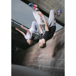 01.05.2014,  
die beiden Freerunner Jo Barm (schwarzes T-Shirt) sowie Leonhard Fischer (graues T-Shirt) an /unterhalb der Carolabrücke auf der Altstädter Seite