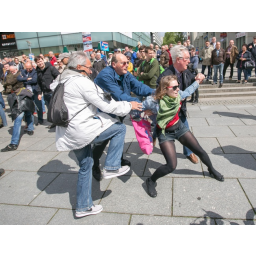 09.05.2014, Prager Straße, Kundgebung  der Alternative für Deutschland, eine störende Gegendemonstrantin  wird von AFD Demonstranten entfernt