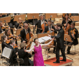 05.11.2017, Kulturpalast Dresden, die Staatsoperette Dresden spielt, da ihre eigene Spielstätte einen Wasserschaden hatte, auf der Bühne der Dresdner Philharmonie.  Auf dem Foto die Sopranistin Maria Perlt sowie der 1. Kapellmeister und stellv. Chefdirigent Christian Garbosnik. 
