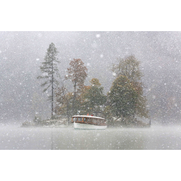 11.10.2013, Berchtesgadener Land, ein Elektromotorboot der Bayrischen Seenschifffahrt fährt im dichten Schneetreiben des plötzlichen Wintereinbruchs auf dem Königssee