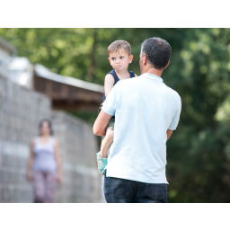 06.08.2015, Asylbewerberheim in Mobendorf, ein Neuankömmling mit seinem Sohn erkundet die Siedlung