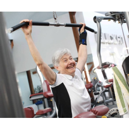 30.09.2011, Christel Faust (72) trainiert ihre Rückenmuskulatur beim Seniorensport im Quickfit Fitness-Center Mickten

