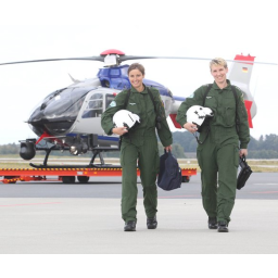 20.10.2011, Frauen in Männerberufen,  die beiden Hubschrauber-Pilotinnen der Sächsischen Polizei PHK Anja Ryberg (rechts) und PHM Katrin Flammiger (links) auf dem Flughafen Klotzsche