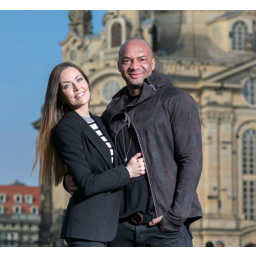 24.03.2018, der Berliner Tänzer und Choreograf Detlef Soost sowie seine Frau Kate Hall vor der Dresdner Frauenkirche fotografiert.