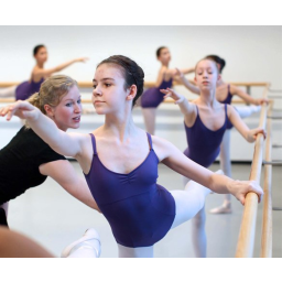 10.02.2011 , Gret-Palucca Schule, Schüler der Palucca-Schule spielen/tanzen bei der Ballettkomödie  Coppélia in der Semperoper mit, Karoline Noack (13, rechts) während einer Trainingsstunde