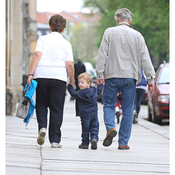 06.05.2013, aus Mangel an Kita-Plätzen übernehmen Ingrid und Claus Wenzel für ihr Enkelkind die Betreuung