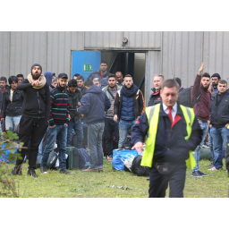 22.10.2015, Asyl-Unterkunft in der ehem. Turnhalle der 42. Grundschule, bei ihrer Ankunft protestieren  die Flüchtlinge gegen die karge Ausstattung im Inneren der Halle