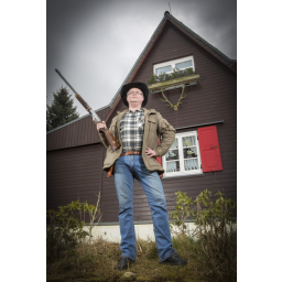04.03.2014, ein Mann im mittleren Alter, Mitglied im ortsansässigen Schützenverein, steht vor seinem Haus im Osterzgebirge
 