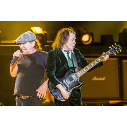 10.05.2015, Dresden, Flutrinne Ostragehege, Konzert der australischen Hard-Rock-Band AC/DC  mit Sänger Brian Johnson und Gittarist Angus Young